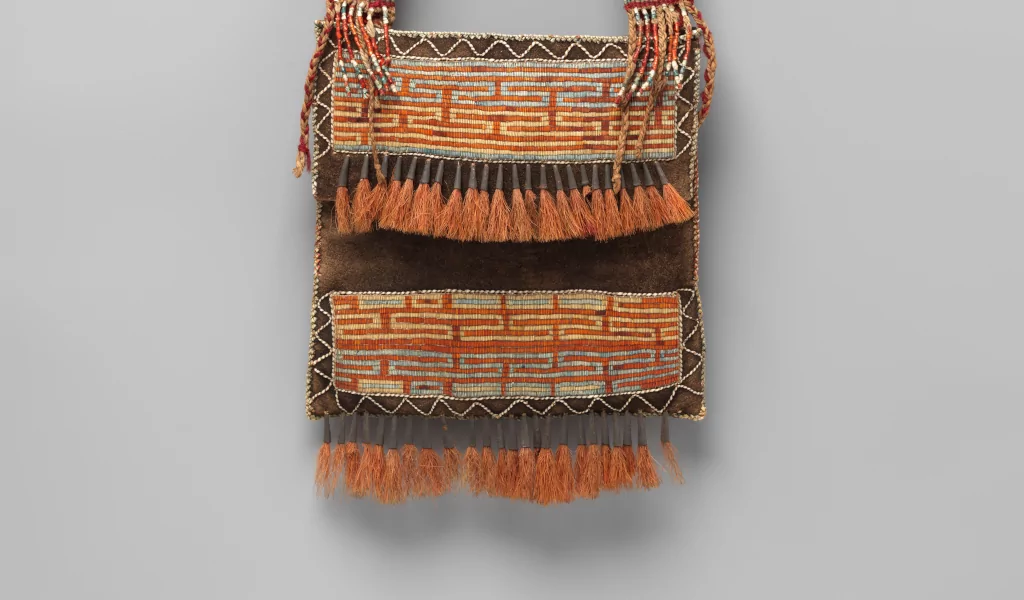 Shoulder bag created by North American natives from the end of XVIII century. Picture of a shoulder bag created by North American natives from the end of XVIII century. This bag have stripes at its ends and lines that form a zigzag pattern.