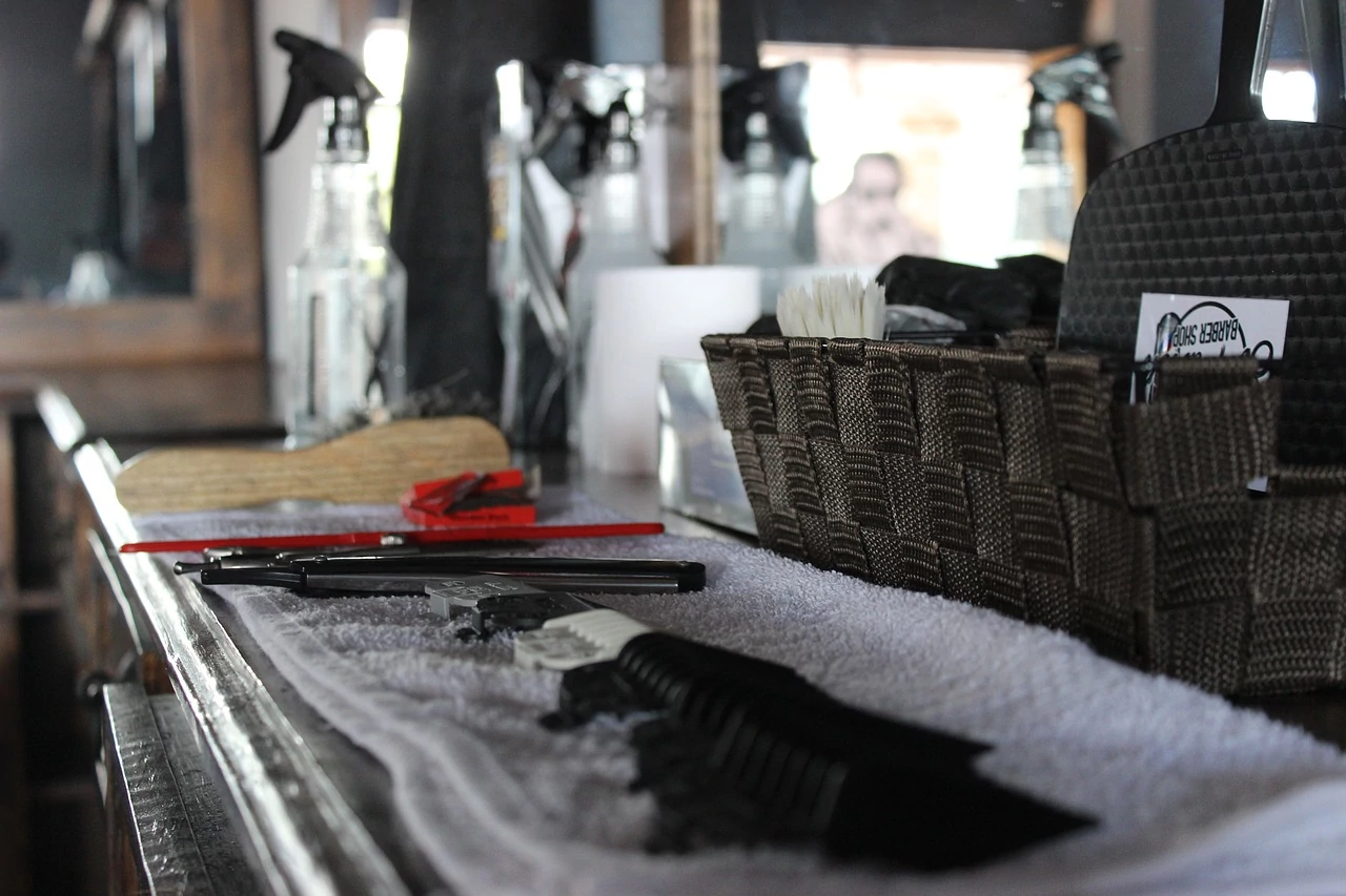 Tudo pronto pro corte: o de sempre + por o papo em dia. Salão de cabelereiro pronto para receber clientes.